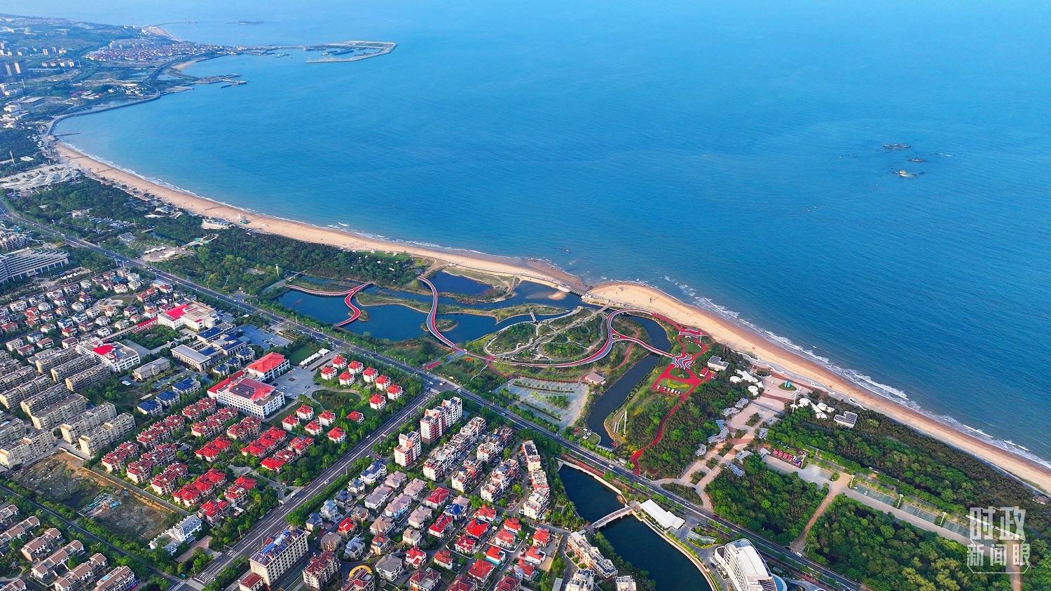 △日照市陽(yáng)光海岸綠道。近年來(lái)，日照市對(duì)沿海裸露場(chǎng)地及岸線破損處進(jìn)行生態(tài)修復(fù)，建成約28公里的陽(yáng)光海岸綠道，為市民和游客提供了運(yùn)動(dòng)休閑好去處。（總臺(tái)央視記者范凱拍攝）