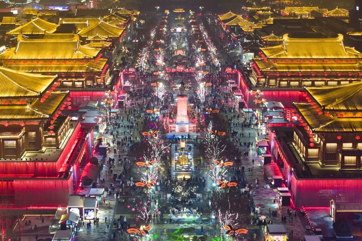 這是2024年2月2日拍攝的西安大唐不夜城景色（無(wú)人機(jī)照片）。新華社記者 邵瑞 攝