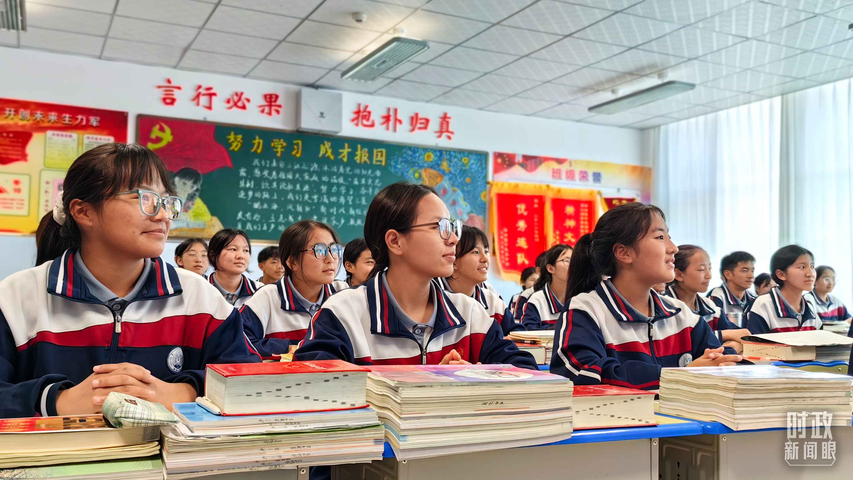 △果洛西寧民族中學(xué)高一（1）班的“新時(shí)代、新家鄉(xiāng)”主題思政課。（總臺(tái)央視記者段德文拍攝）