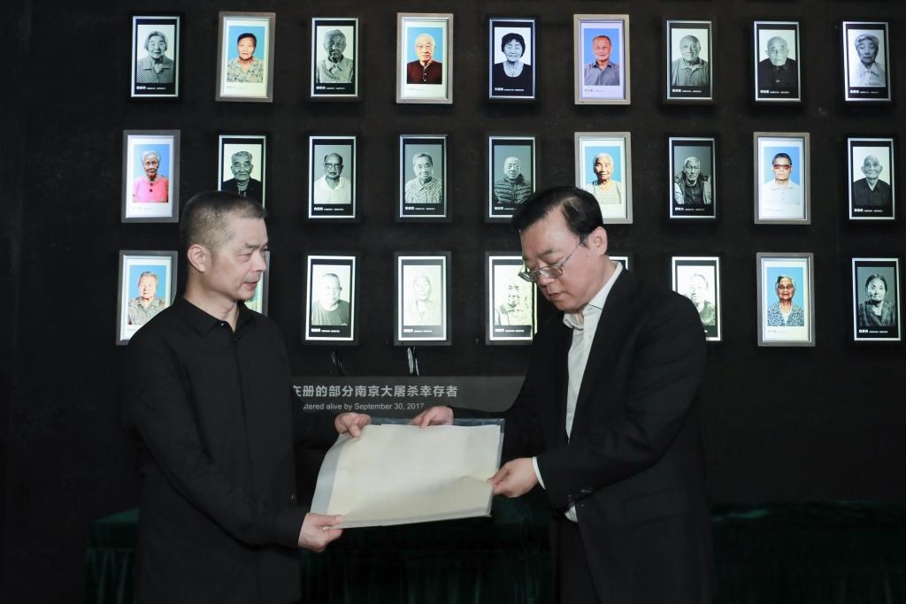 南京大屠殺幸存者高如琴的兒子向軍向侵華日軍南京大屠殺遇難同胞紀(jì)念館捐贈高如琴老人相關(guān)物品。（侵華日軍南京大屠殺遇難同胞紀(jì)念館供圖）