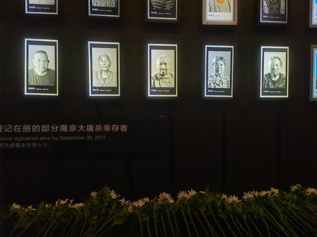 7月18日，侵華日軍南京大屠殺遇難同胞紀(jì)念館內(nèi)舉行“熄燈”悼念儀式，為今年離世的5位幸存者老人送行。新華社記者邱冰清 攝