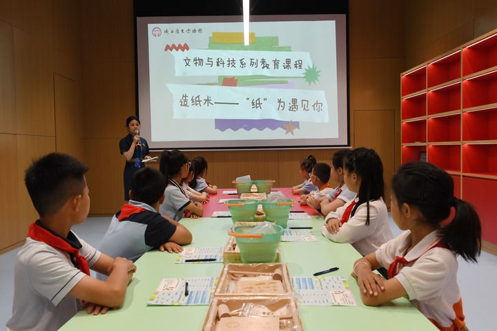 2024年5月18日，小學(xué)生在陜西歷史博物館秦漢館參加“文物與科技”系列教育課程。新華社記者 李一博 攝