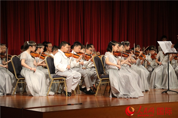 北京市學(xué)生金帆藝術(shù)團(tuán)的學(xué)生們演奏音樂(lè)。人民網(wǎng)記者 李志偉攝