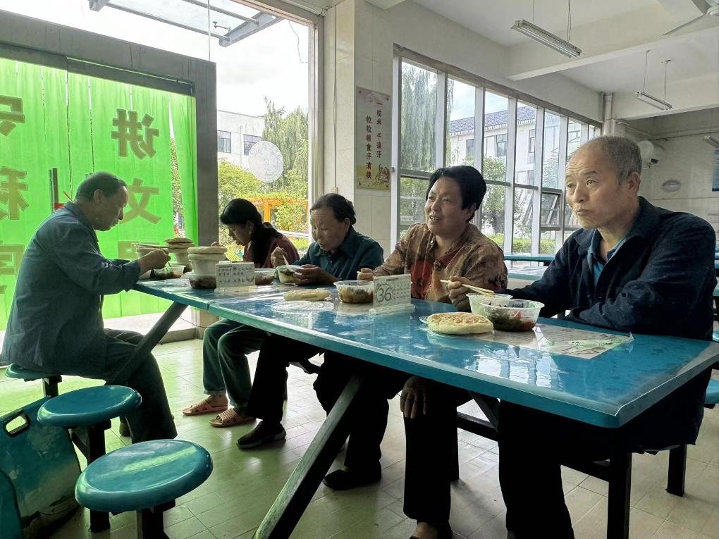 圖為鳳縣河口鎮(zhèn)中心小學臨時安置點內(nèi)正在吃飯的受災(zāi)群眾。新華社記者 劉彤 攝