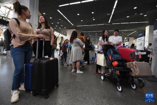 7月19日，受影響航班的旅客在巴西首都巴西利亞機(jī)場等待。新華社發(fā)（盧西奧·塔沃拉 攝）