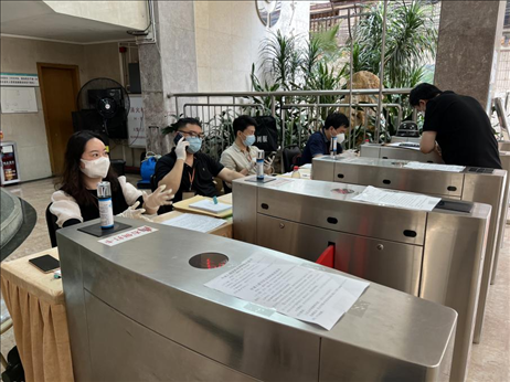 廣州市越秀區(qū)教育局現(xiàn)場審核返區(qū)生辦理材料，采用“提前網(wǎng)上預(yù)約、現(xiàn)場分批辦理”的方式進行。廣州市越秀區(qū)教育局供圖