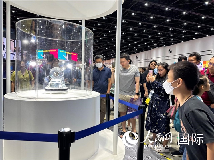 觀眾參觀中國“嫦娥五號(hào)”探測(cè)器從月球帶回的珍貴樣品。人民網(wǎng)記者簡(jiǎn)承淵攝