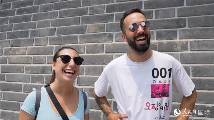 圖為西班牙籍游客塔瑪拉·魯伊斯·查莫羅（左）和馬克·普拉達(dá)·巴約納（右）。人民網(wǎng)記者 吳超嵐攝