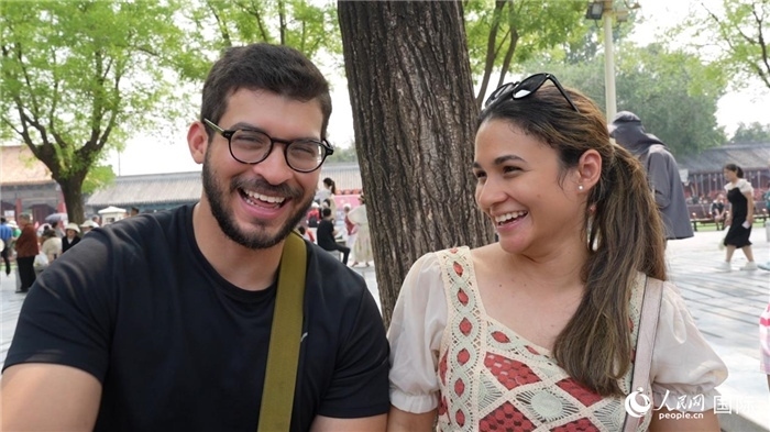 圖為巴拿馬籍游客阿德里安·岡薩雷斯（Adrian Gonzalez）（左）和丹尼斯·岡薩雷斯（Denisse Gonzalez）（右）。人民網(wǎng)記者 吳超嵐攝