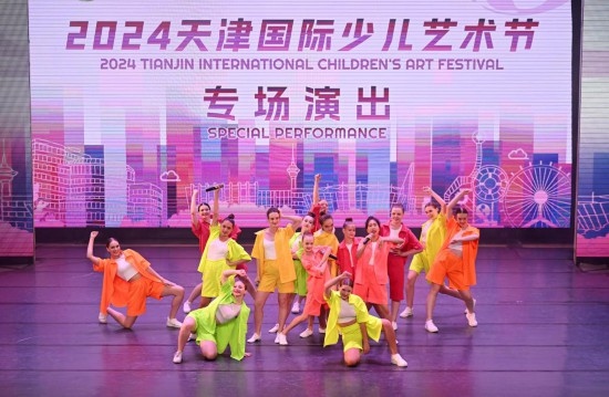 7月22日，來自俄羅斯的舞蹈團(tuán)演員在藝術(shù)節(jié)上展演。新華社記者 趙子碩 攝