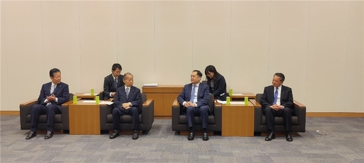 4月11日，楊萬明會長在東京會見日中友好議員聯(lián)盟會長二階俊博（左二）。中國人民對外友好協(xié)會供圖