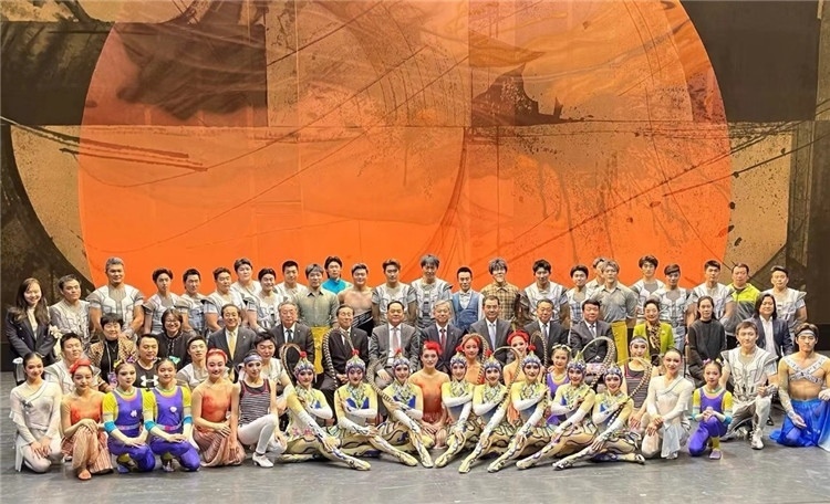 4月12日，中國人民對外友好協(xié)會會長楊萬明、駐日大使吳江浩及來自36國70位駐日使節(jié)代表等現(xiàn)場觀看中國雜技團東京公演。中國人民對外友好協(xié)會供圖