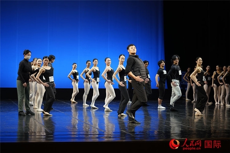 3月26日，松山芭蕾舞團青年代表團成員在中央芭蕾舞團交流學(xué)習(xí)。人民網(wǎng)記者 張麗婭攝