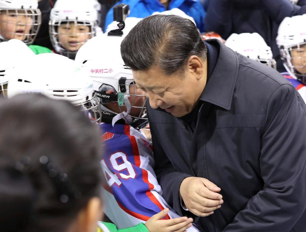 2017年2月24日，習(xí)近平總書記在北京五棵松體育中心考察時(shí)同青少年冰球愛(ài)好者“撞肩”，表示相互問(wèn)候。新華社記者 丁林 攝