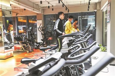 年輕人在江蘇省一人才社區(qū)的健身房運(yùn)動(dòng)。 新華社記者 楊磊攝