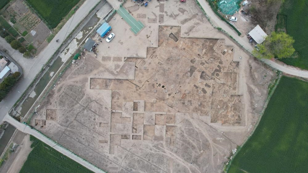 這是2024年3月23日拍攝的四川省廣漢市三星堆遺址發(fā)掘區(qū)（無(wú)人機(jī)照片）。新華社發(fā)（四川省文物考古研究院供圖）