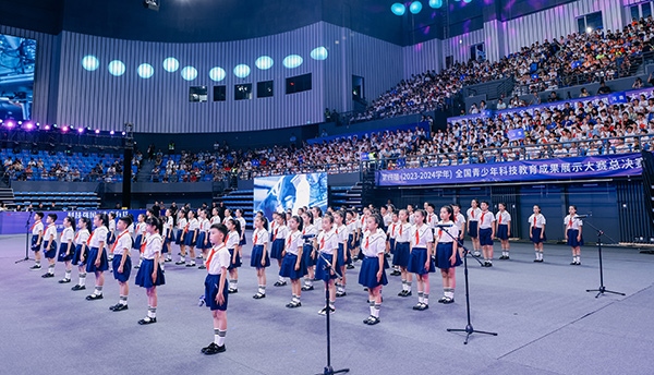 開幕式現(xiàn)場，學生們朗誦“科技強國 未來有我” 。主辦方供圖
