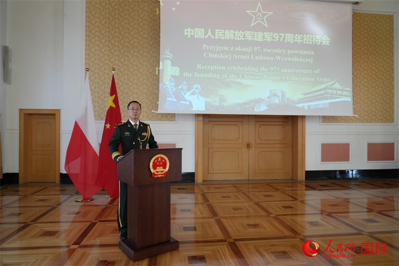 波蘭使館國(guó)防武官?gòu)堃笮Ｔ谡写龝?huì)上致辭。人民網(wǎng)記者 李增偉攝 