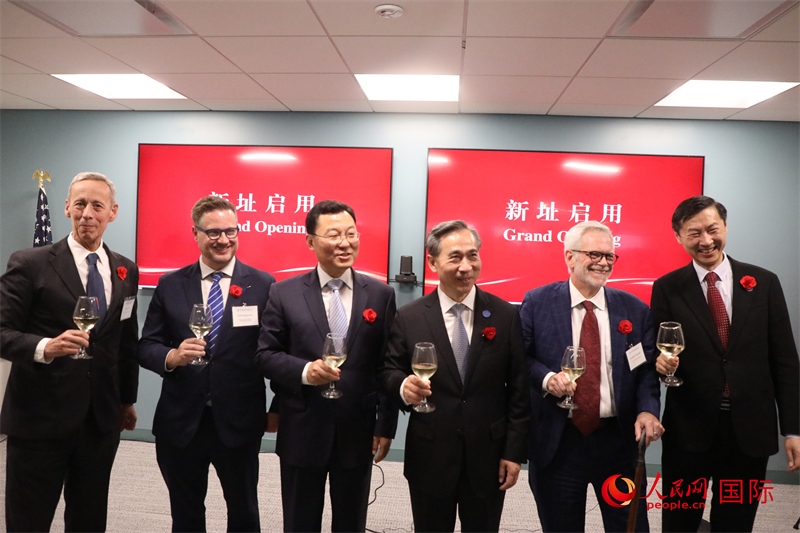 4、美中貿(mào)易全國(guó)委員會(huì)會(huì)長(zhǎng)克雷格·艾倫、美國(guó)商會(huì)高級(jí)副會(huì)長(zhǎng)傅瑞偉等美國(guó)工商界代表出席活動(dòng)。 人民網(wǎng)記者 李志偉攝