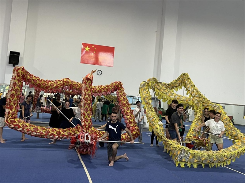 在中國和巴西共迎兩國建交50周年之際，巴西圣保羅州立大學(xué)孔子學(xué)院今年7月成功組織多批、近40名巴西青少年來華進行短期訪問交流，圖為訪問團成員在中國參加文化體驗活動。 巴西圣保羅州立大學(xué)孔子學(xué)院供圖