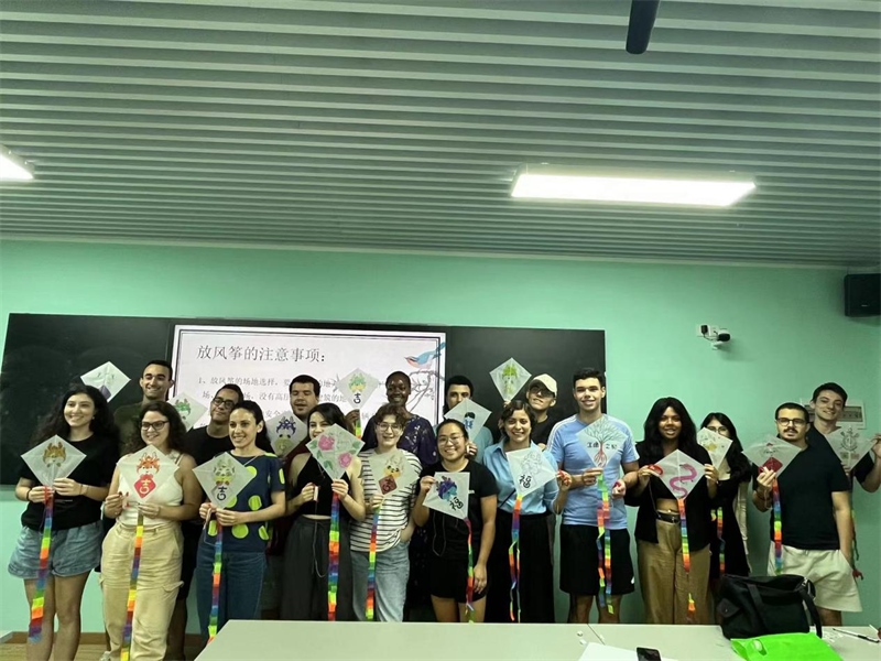 在中國和巴西共迎兩國建交50周年之際，巴西圣保羅州立大學(xué)孔子學(xué)院今年7月成功組織多批、近40名巴西青少年來華進行短期訪問交流，圖為訪問團成員參加文化體驗活動。 巴西圣保羅州立大學(xué)孔子學(xué)院供圖