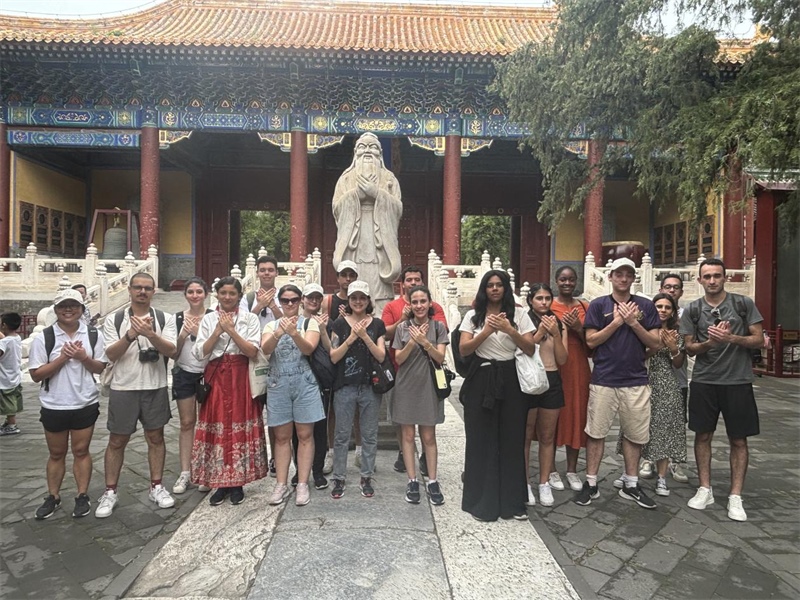 在中國和巴西共迎兩國建交50周年之際，巴西圣保羅州立大學(xué)孔子學(xué)院今年7月成功組織多批、近40名巴西青少年來華進行短期訪問交流，圖為訪問團成員參加文化體驗活動。 巴西圣保羅州立大學(xué)孔子學(xué)院供圖