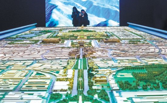 首都博物館“輝煌中軸”展廳內(nèi)，十六米長(zhǎng)的中軸線沙盤，配以立體投影技術(shù)，展現(xiàn)北京中軸線之壯美。 本報(bào)記者 武亦彬攝