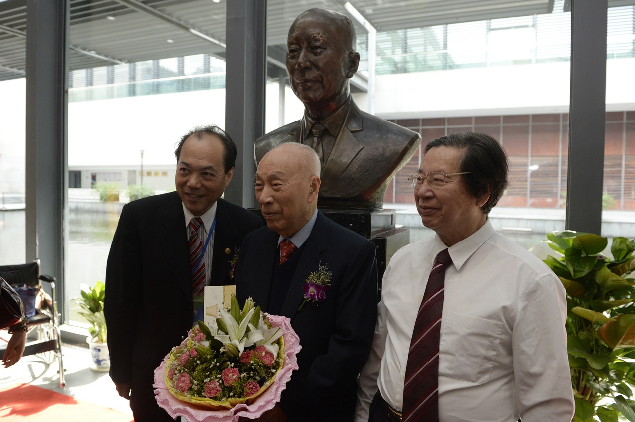 2014年7月31日，“寧波幫”代表人士李達三（中）在自己的塑像前留影。圖片來源：新華社