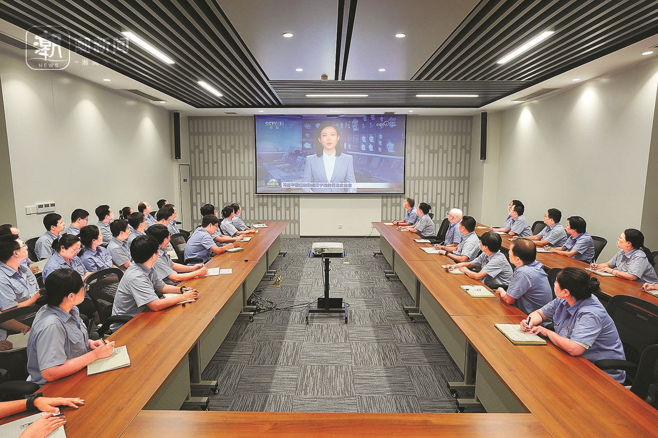 2024年8月1日晚，寧波永新光學股份有限公司員工集體觀看央視《新聞聯(lián)播》關于國家主席習近平給包陪慶、曹其鏞等祖籍寧波的香港企業(yè)家回信的報道。潮新聞記者 賀元凱 彭鵬 周旭輝 攝