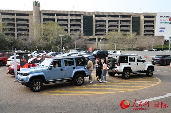 北汽南非進行新車展示和試駕。人民網(wǎng) 劉暢攝