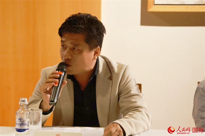 巴西中國(guó)浙江商會(huì)會(huì)長(zhǎng)鄭俠茂在座談會(huì)上致辭。人民網(wǎng)記者 陳海琪攝