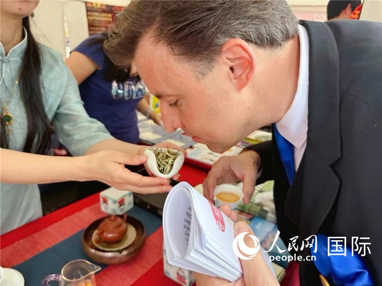 德國市民品鑒中國茶。人民網(wǎng)記者 劉赫攝