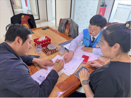 棋蒙政務企業(yè)服務中心幫辦代辦員為高老先生上門辦理業(yè)務。鄂托克旗政務服務與數(shù)據(jù)管理局供圖