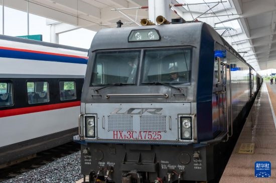 8月5日，由老撾籍火車司機獨立駕駛的滿載貨物的列車駛出中老鐵路萬象站。新華社發(fā)（凱喬 攝）