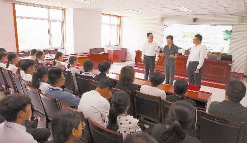 圖③：干警以表演節(jié)目的形式宣傳保護(hù)生態(tài)環(huán)境的法律法規(guī)。