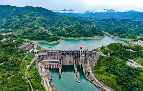 這是陜西安康水電站大壩（2024年6月21日攝，無人機(jī)照片）。新華社記者 蔡湘鑫 攝