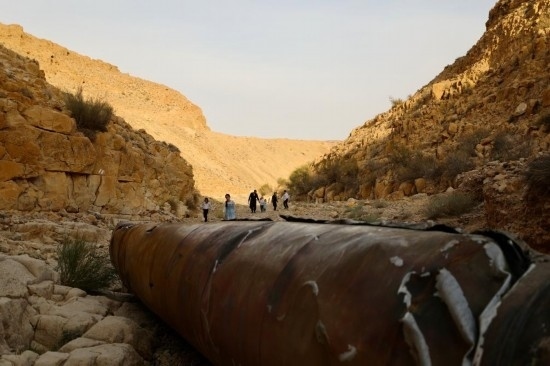 這是4月28日在以色列南部城市阿拉達附近拍攝的伊朗導彈殘骸。新華社發(fā)（賈馬爾·阿瓦德攝）