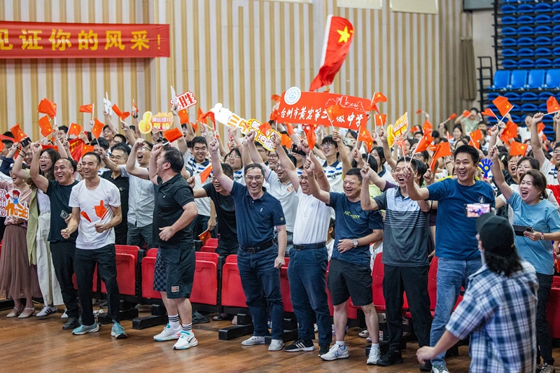 北京時間7月27日，2024年巴黎奧運會首個比賽日，在射擊10米氣步槍混合團體比賽中，中國選手黃雨婷/盛李豪獲得金牌。圖為黃雨婷的母校師生們通過收看奧運直播的方式為她加油助威。