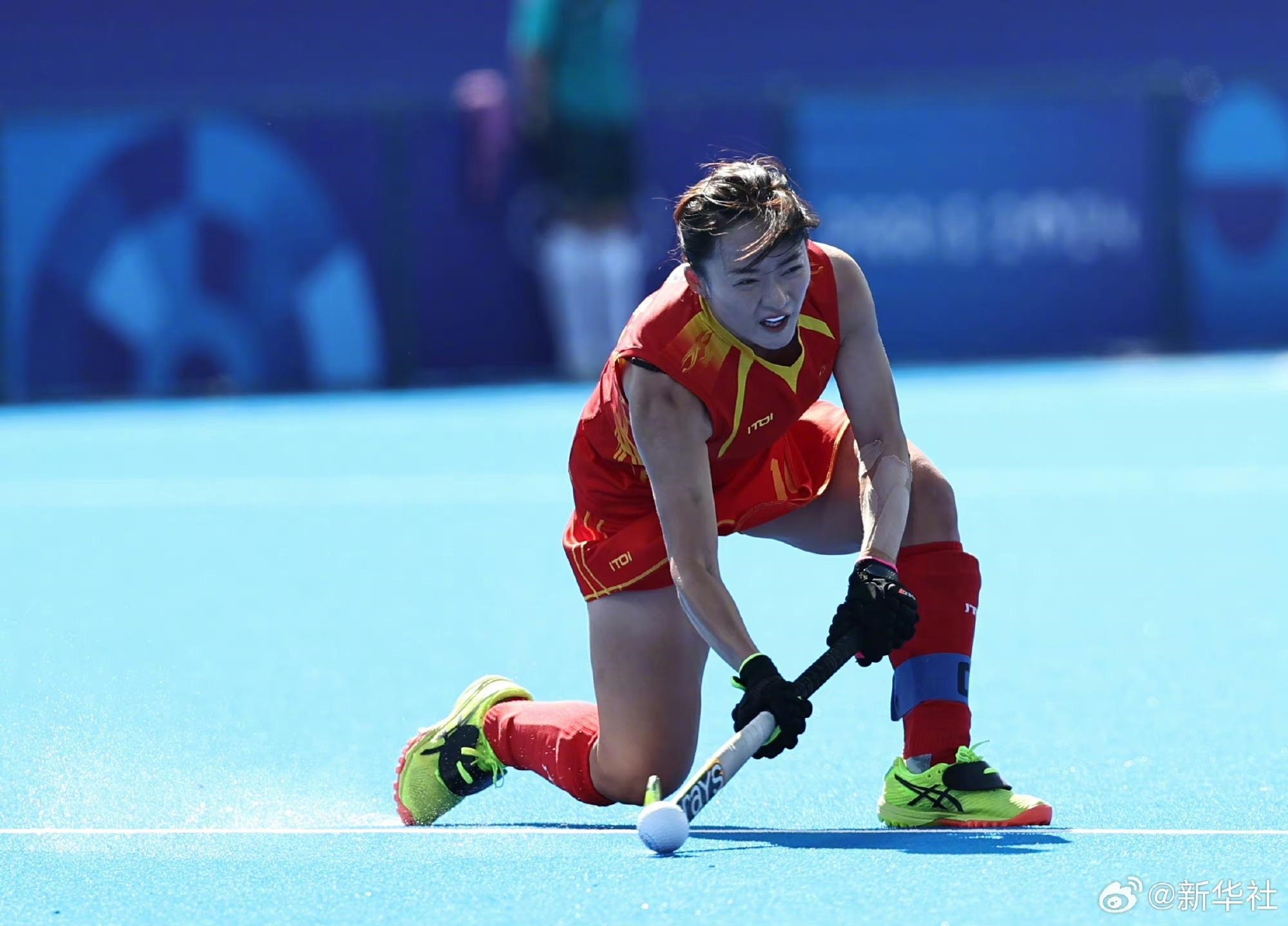 巴黎奧運(yùn)會(huì)上，中國(guó)女子曲棍球隊(duì)在賽場(chǎng)揮灑汗水