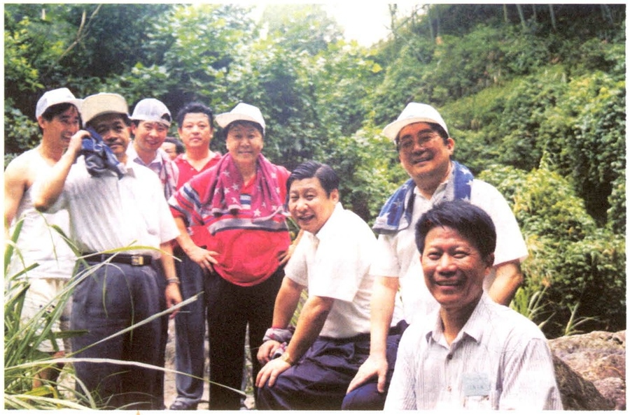 1999年6月，習(xí)近平在福州森林公園參加紀(jì)念毛主席“發(fā)展體育運動，增強人民體質(zhì)”題詞47周年登山健身活動。（資料照片，來源：《習(xí)近平在福建》（下））