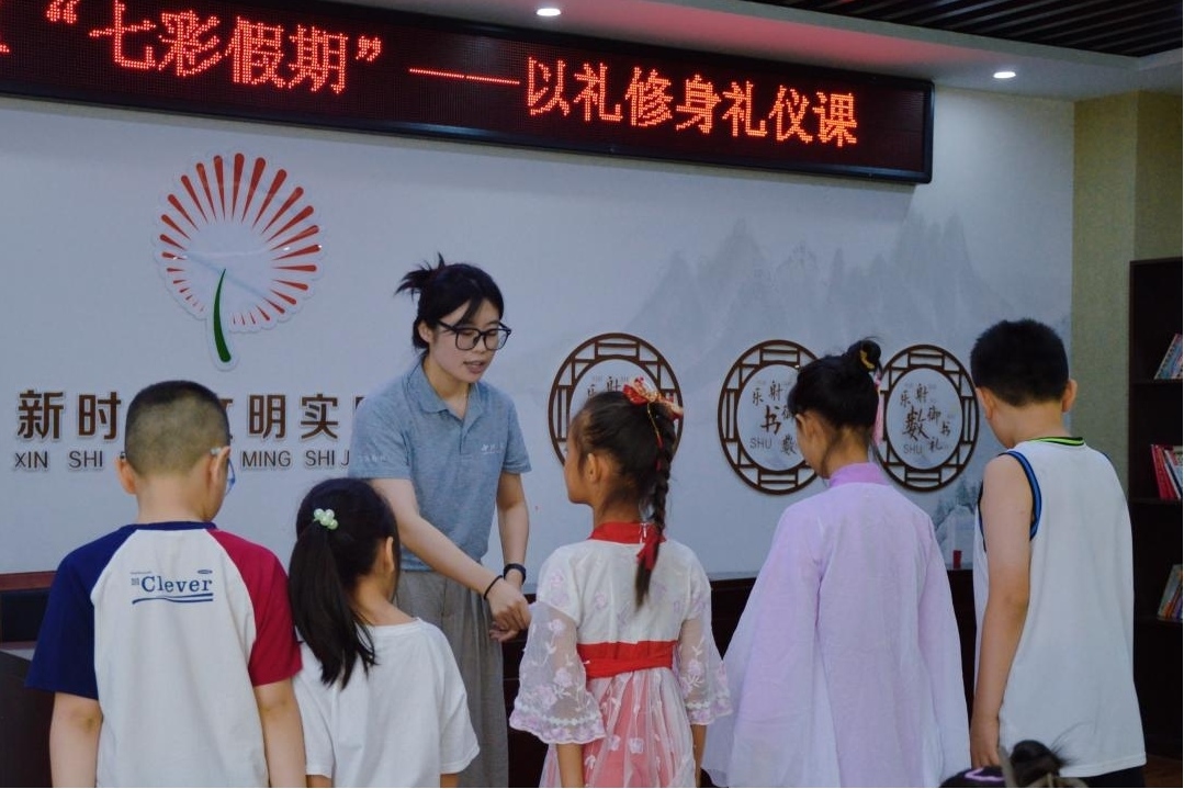 曲阜市小雪街道如意社區(qū)新時代文明實踐站以禮修身禮儀課。謝婉瑩 攝