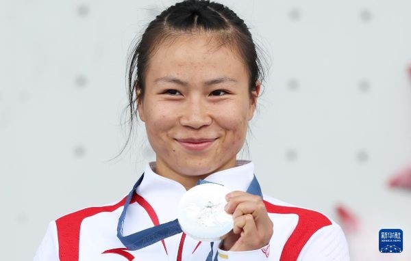 北京時間8月7日，在巴黎奧運會攀巖女子速度賽比賽中，中國選手鄧麗娟獲得銀牌。圖為亞軍中國選手鄧麗娟在頒獎儀式上。新華社記者 高靜 攝