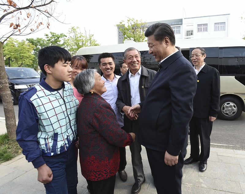 2016年4月25日，習(xí)近平在安徽省滁州市鳳陽(yáng)縣小崗村看望當(dāng)年大包干帶頭人嚴(yán)金昌（右三）一家。