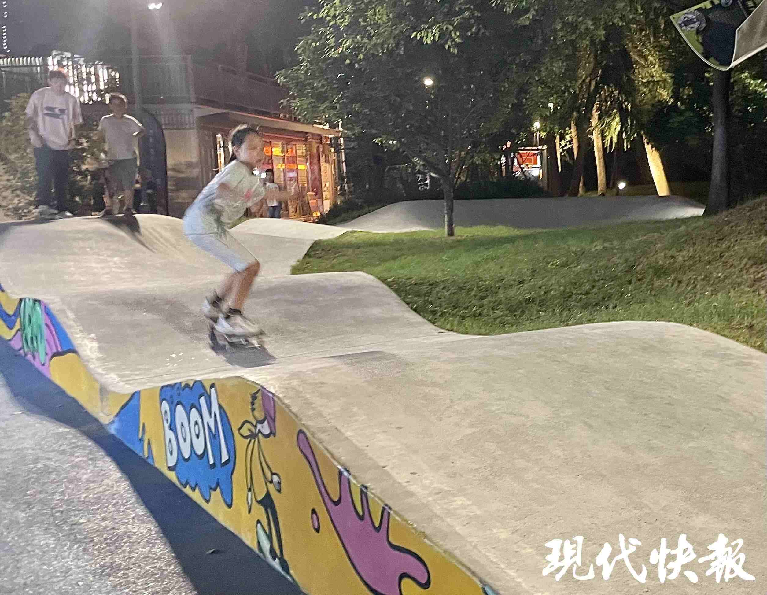 南京西城·夜未央的滑板場地上，一群青少年正在玩滑板
