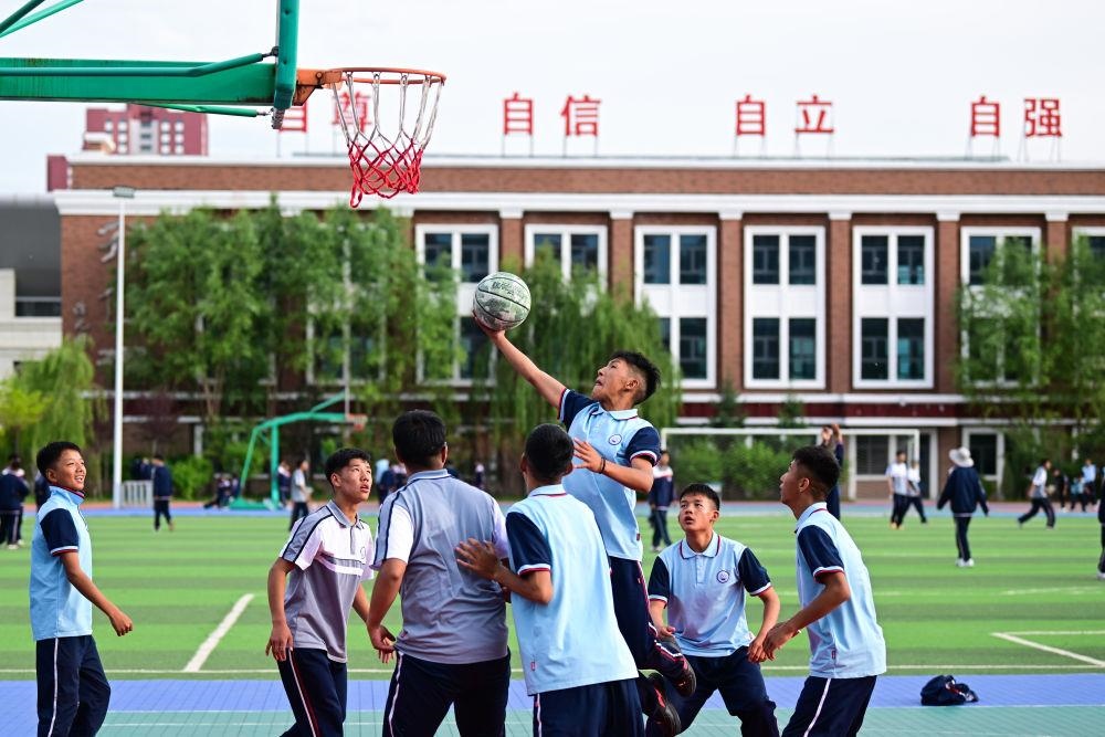 青海果洛西寧民族中學的學生在打籃球。