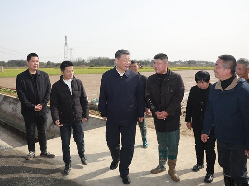 2024年3月19日，習近平總書記在湖南常德市鼎城區(qū)謝家鋪鎮(zhèn)港中坪村，同種糧大戶、農技人員、基層干部親切交流。