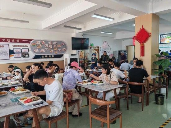 清水灣社區(qū)食堂坐滿了前來(lái)就餐的居民。新華社記者 鄒欣媛 攝