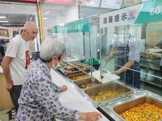 老年人在清水灣社區(qū)食堂就餐。新華社記者 鄒欣媛 攝