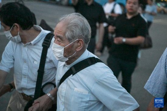 8月12日晚，侵華日軍第七三一部隊(duì)（簡稱“731部隊(duì)”）“少年隊(duì)”原隊(duì)員清水英男，乘機(jī)抵達(dá)哈爾濱。新華社記者 王松 攝