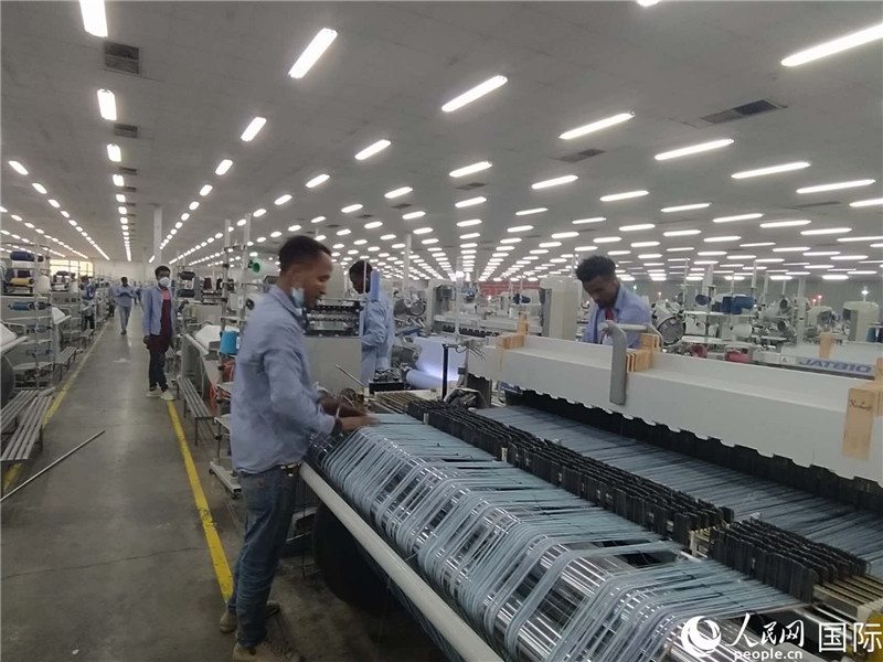 無錫金茂埃塞面料廠車間內，當地工人正在一絲不茍地作業(yè)。人民網記者 黃培昭攝